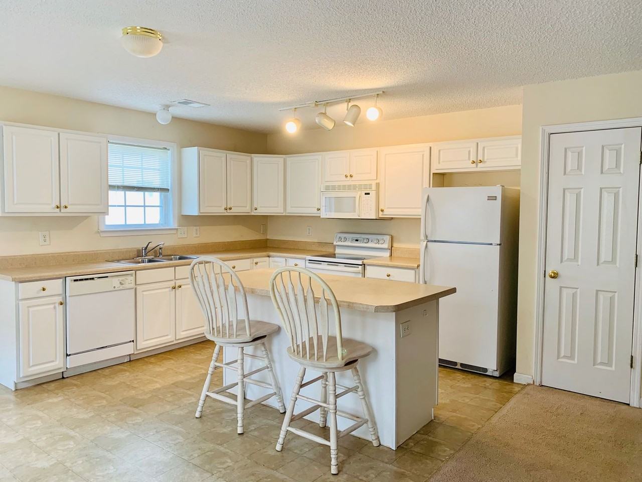 112 Chartwell Dr - Photo 2 of 15