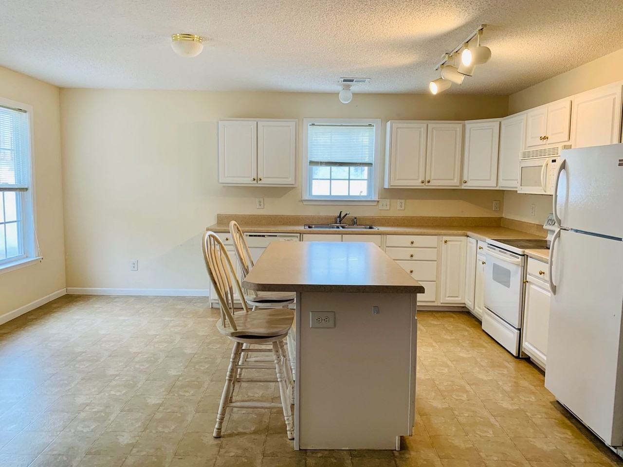 112 Chartwell Dr - Photo 3 of 15