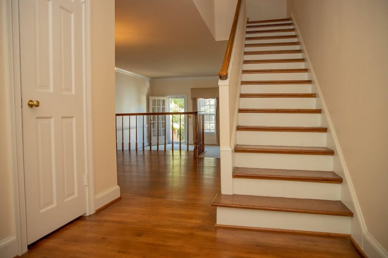 817 Botetourt Gdns - Photo 3 of 38