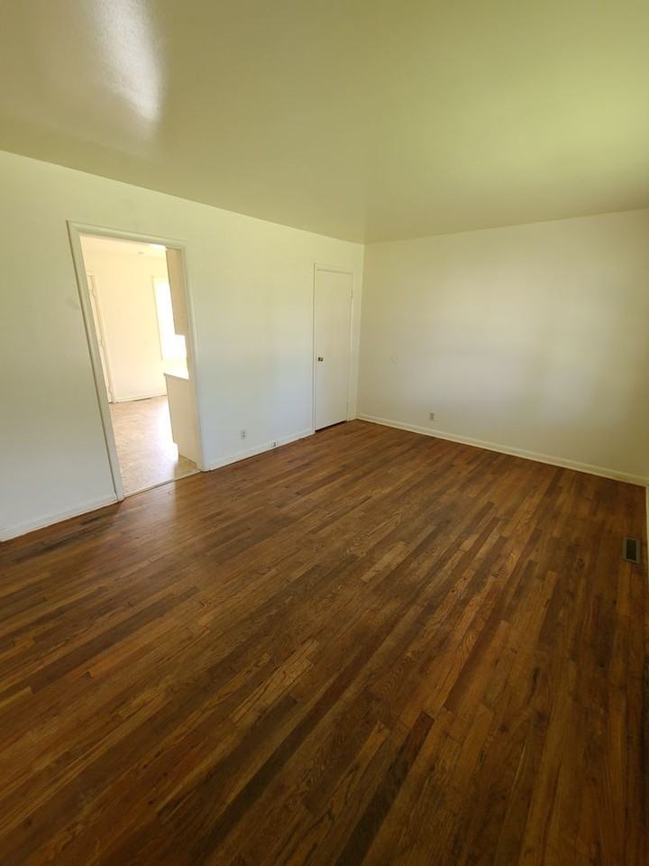 823 W 14th St - Photo 2 of 8