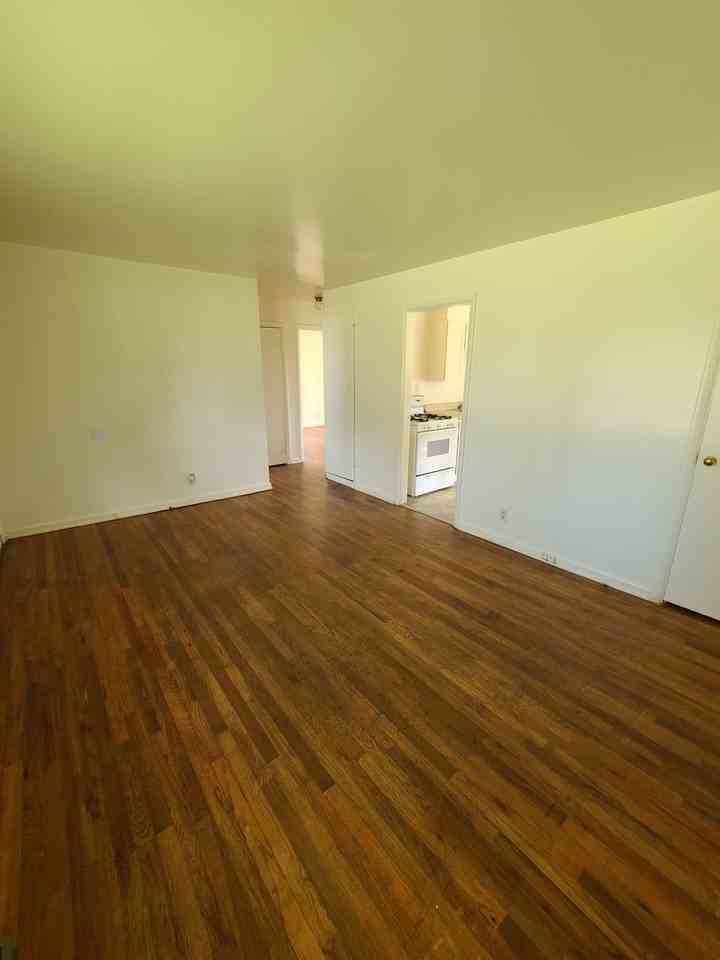 823 W 14th St - Photo 3 of 8