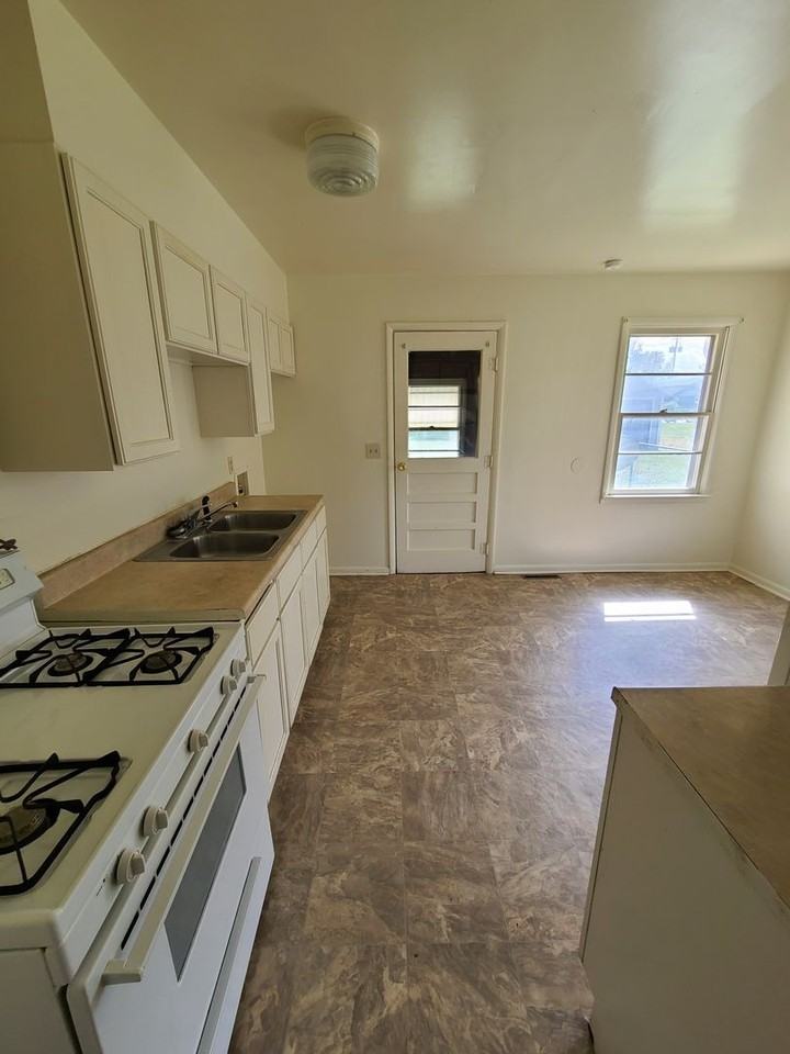 823 W 14th St - Photo 4 of 8