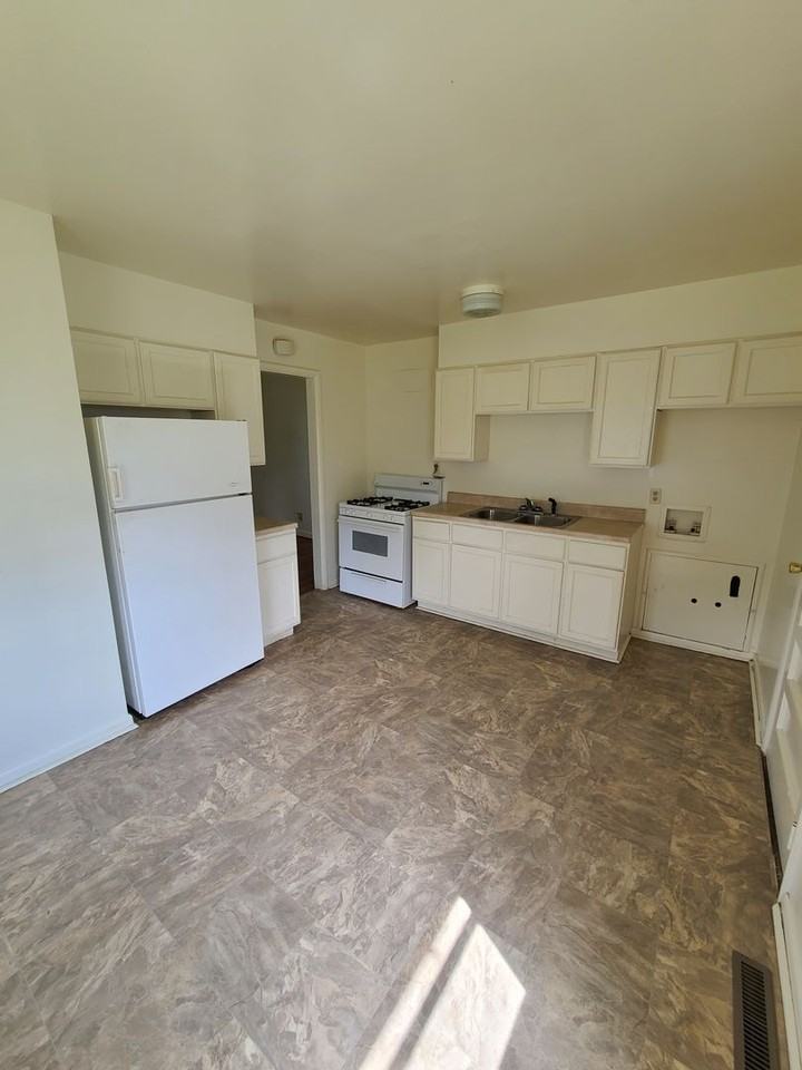 823 W 14th St - Photo 5 of 8