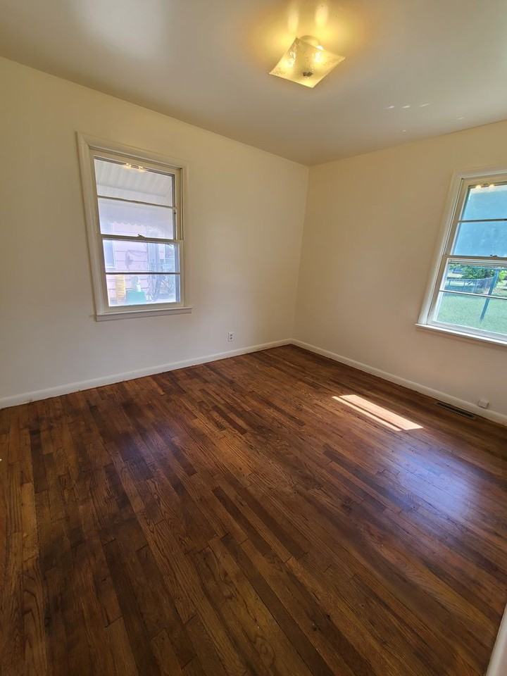 823 W 14th St - Photo 6 of 8