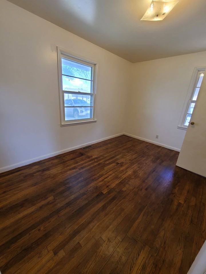 823 W 14th St - Photo 7 of 8