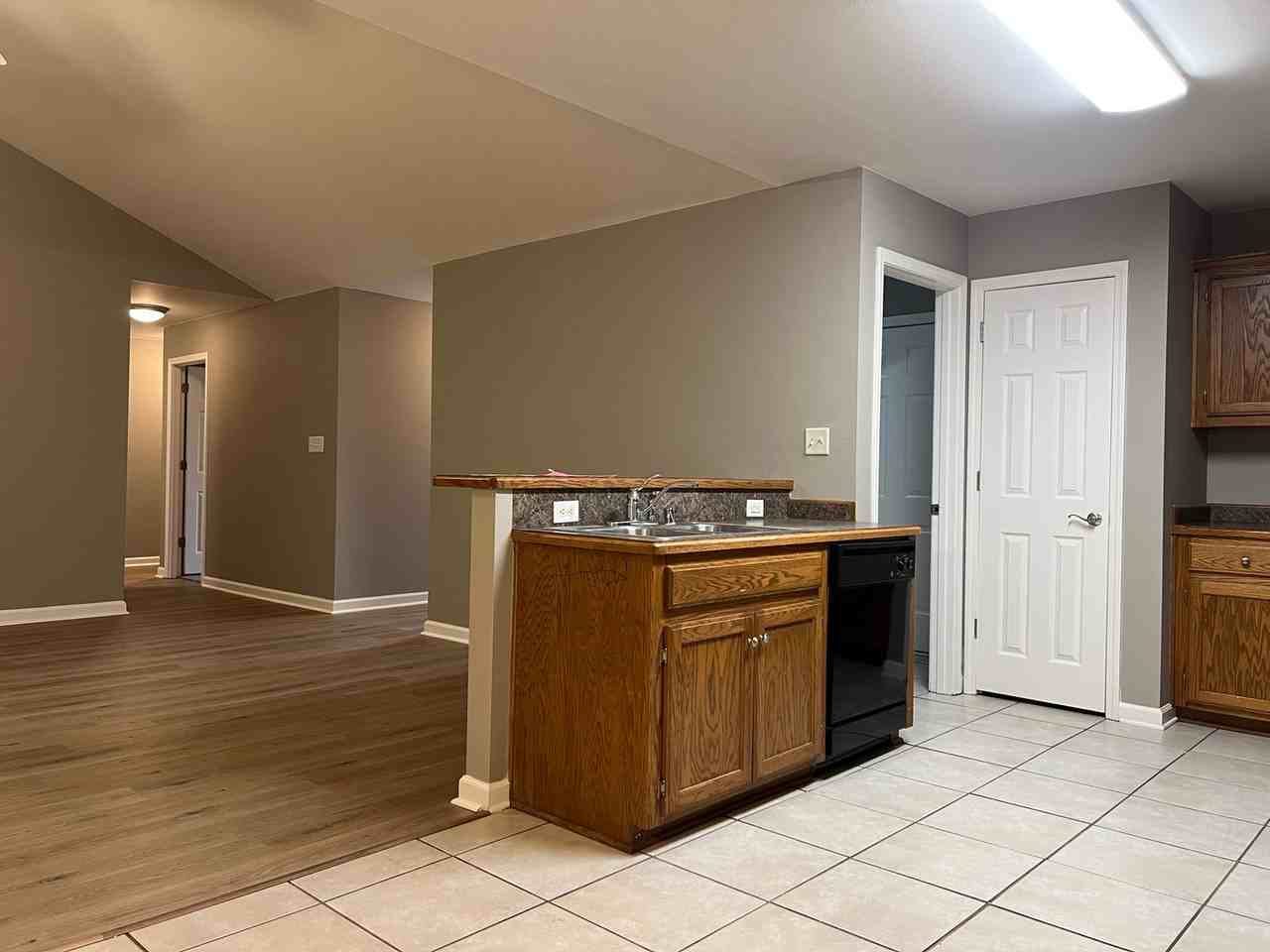 504 Hawthorne - Photo 7 of 22