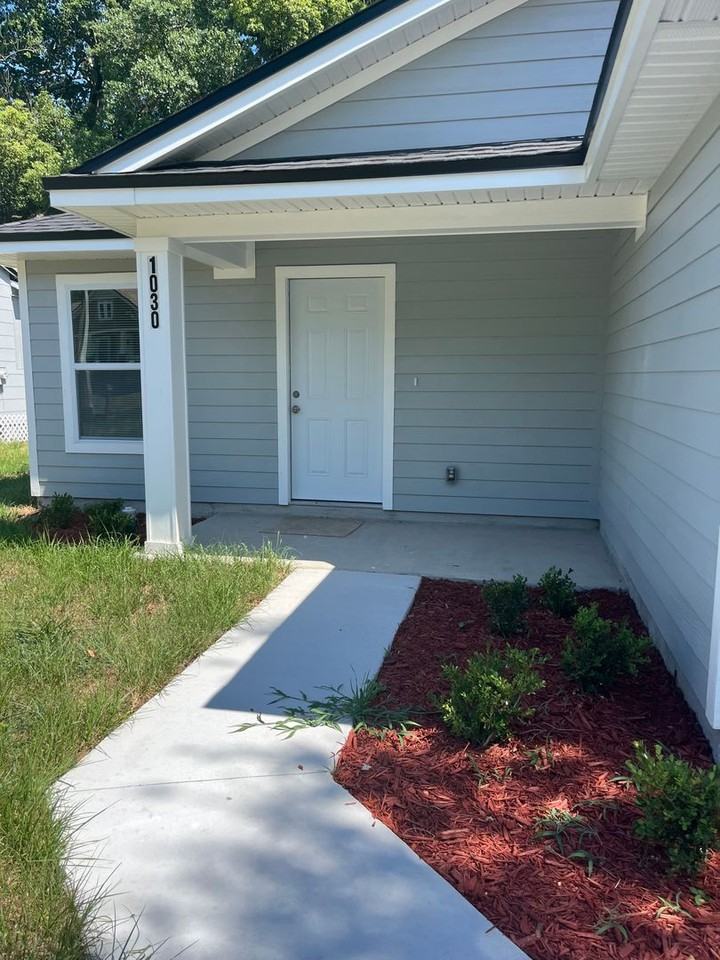 1030 Kenmore St - Photo 2 of 22