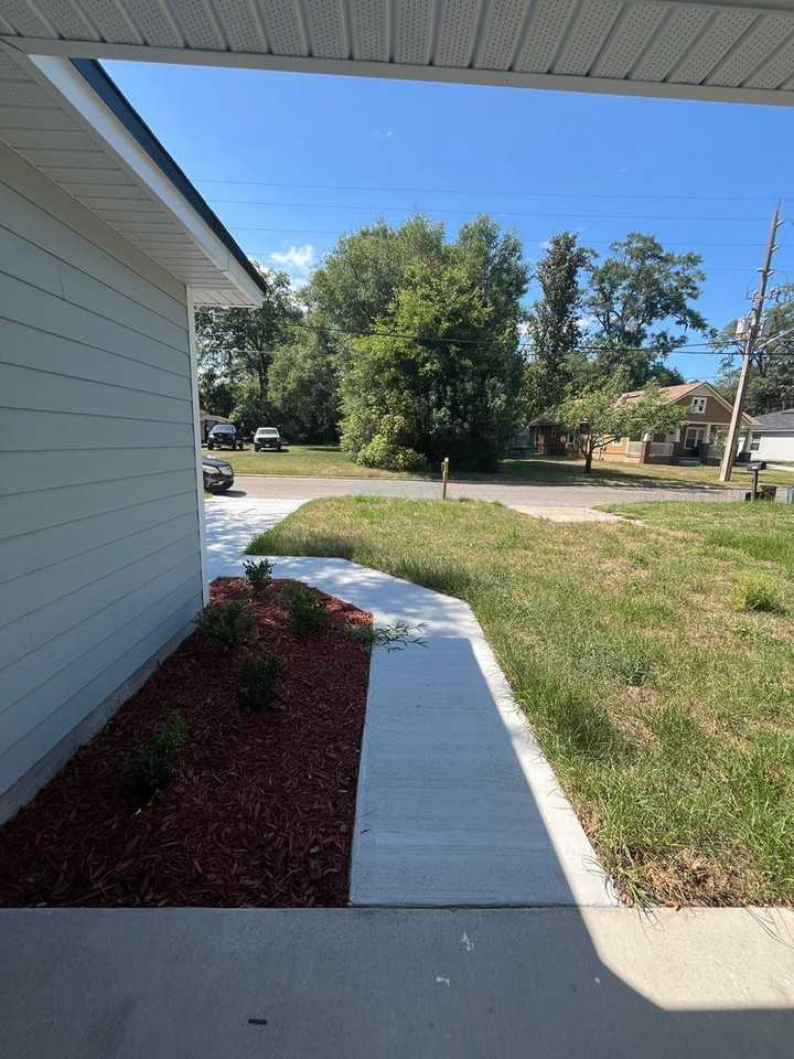 1030 Kenmore St - Photo 3 of 22