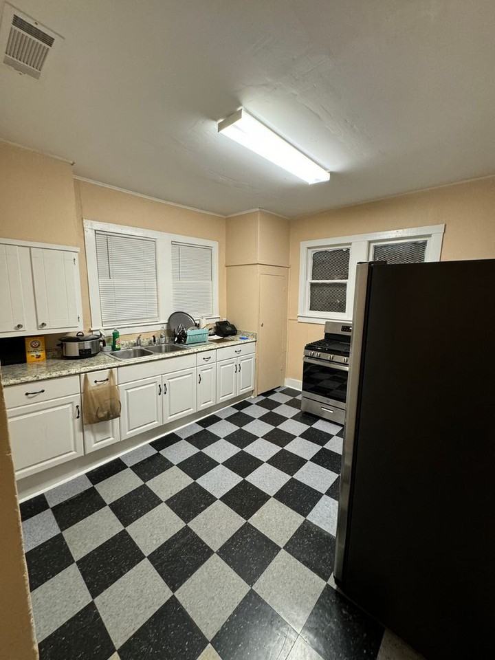 1340 Lincoln St - Photo 5 of 12