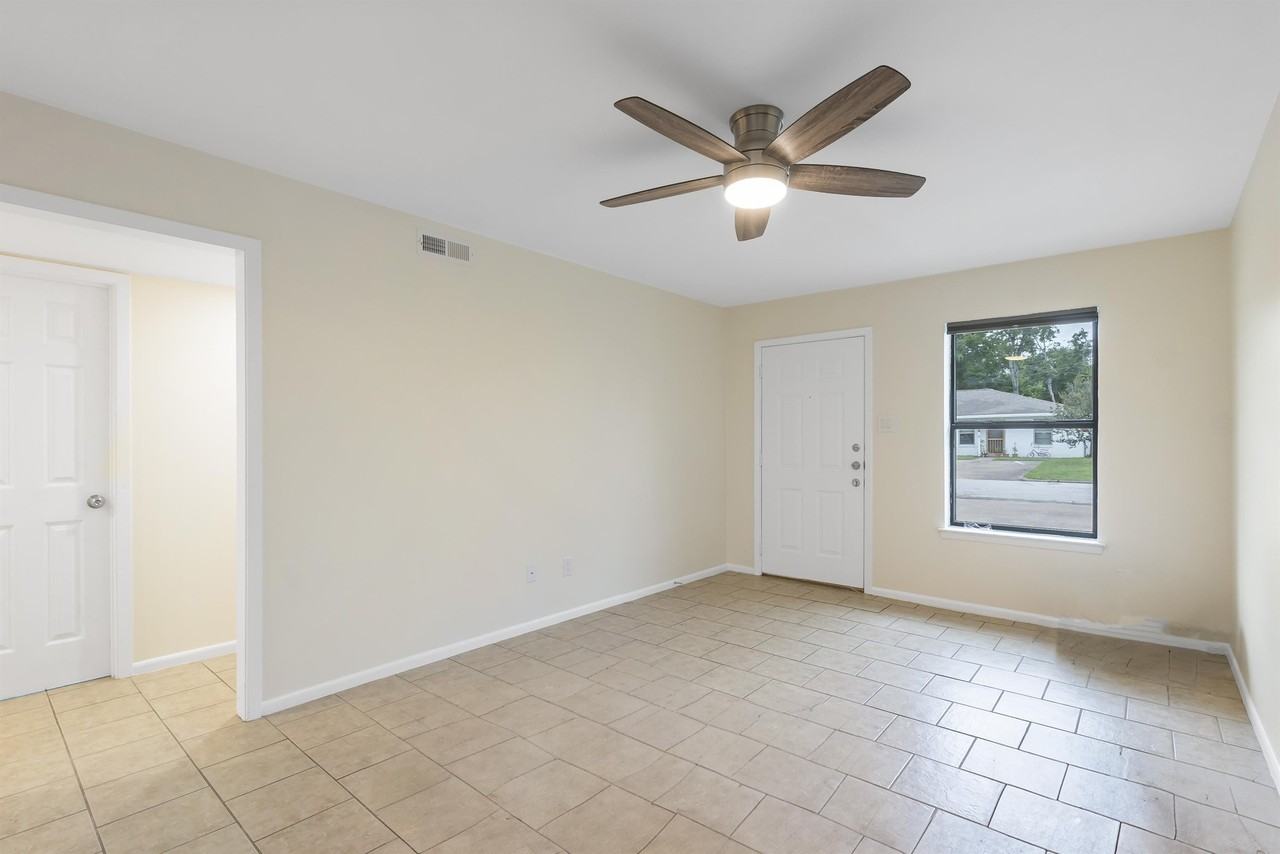 1614 Cloverdale Court - Photo 3 of 12