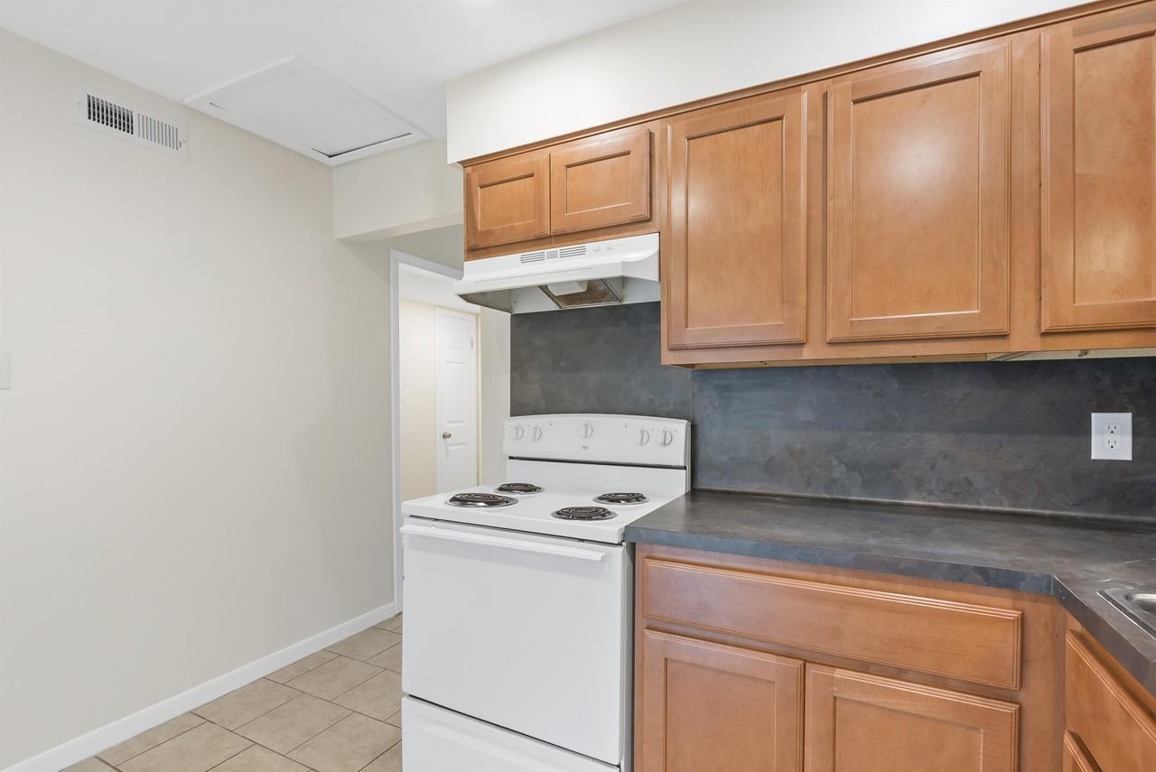 1614 Cloverdale Court - Photo 7 of 12