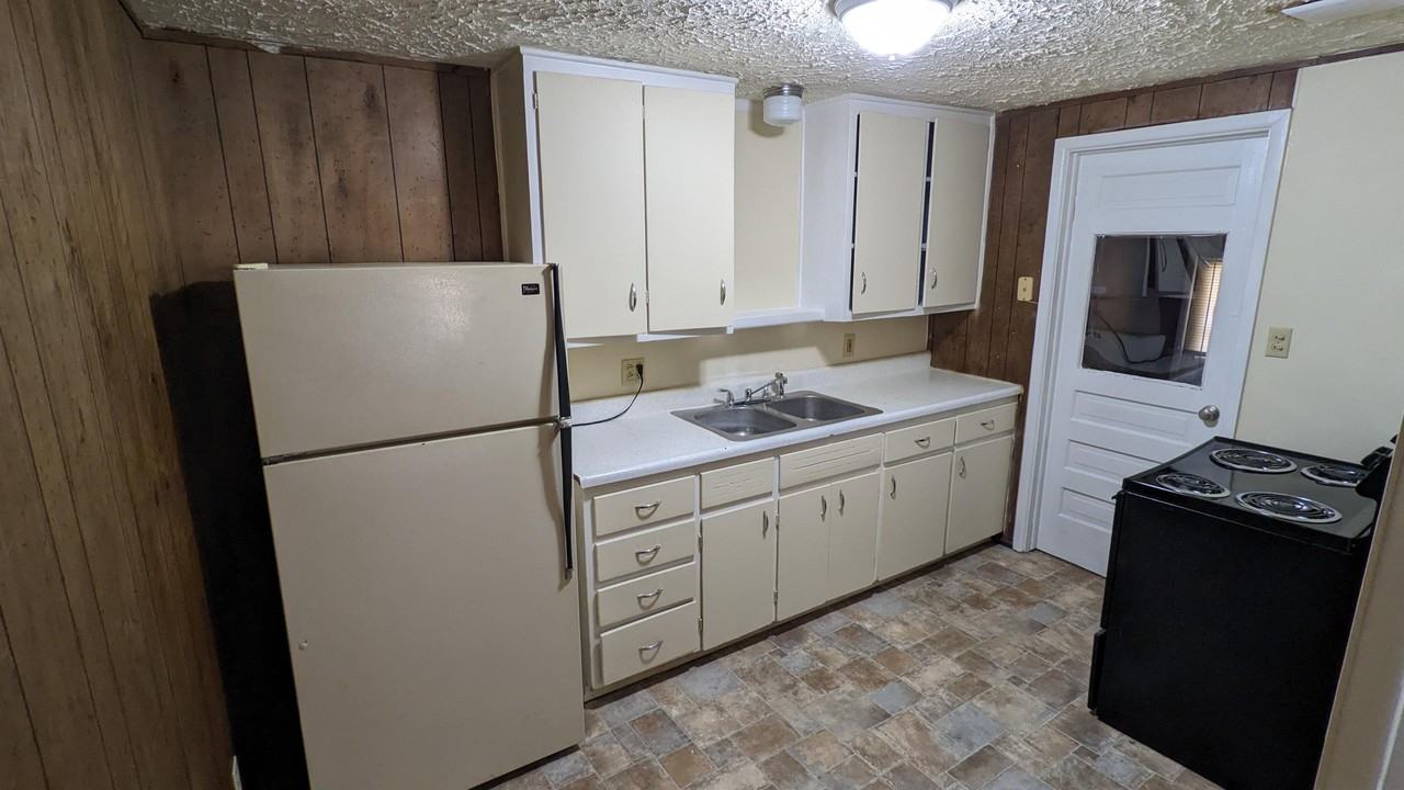 2136 W Irving - Photo 3 of 8