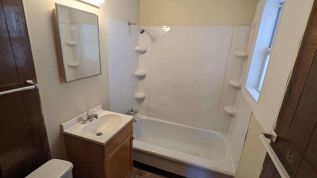 2136 W Irving - Photo 5 of 8