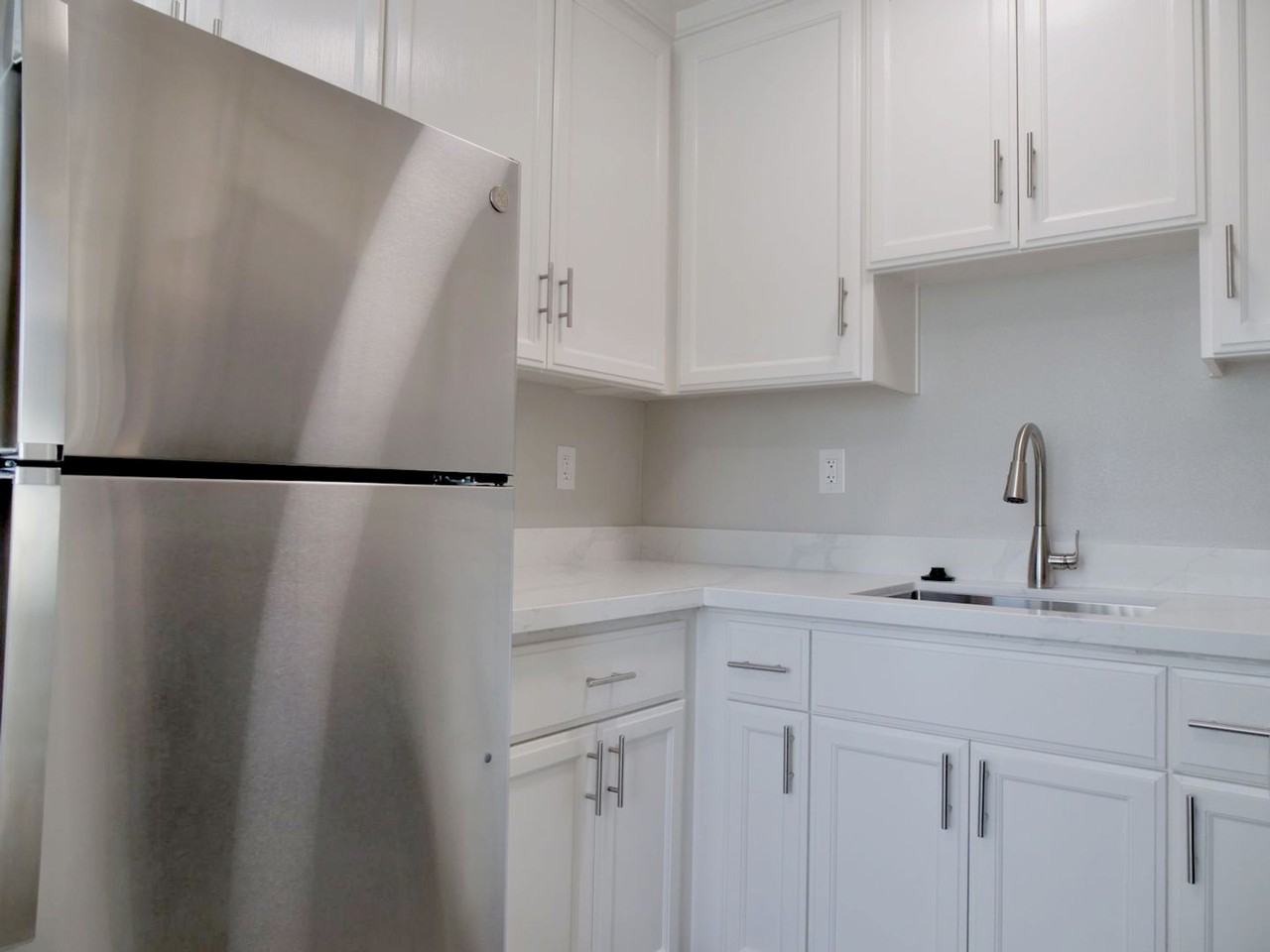 Redwoods Apartments - Photo 3 of 6