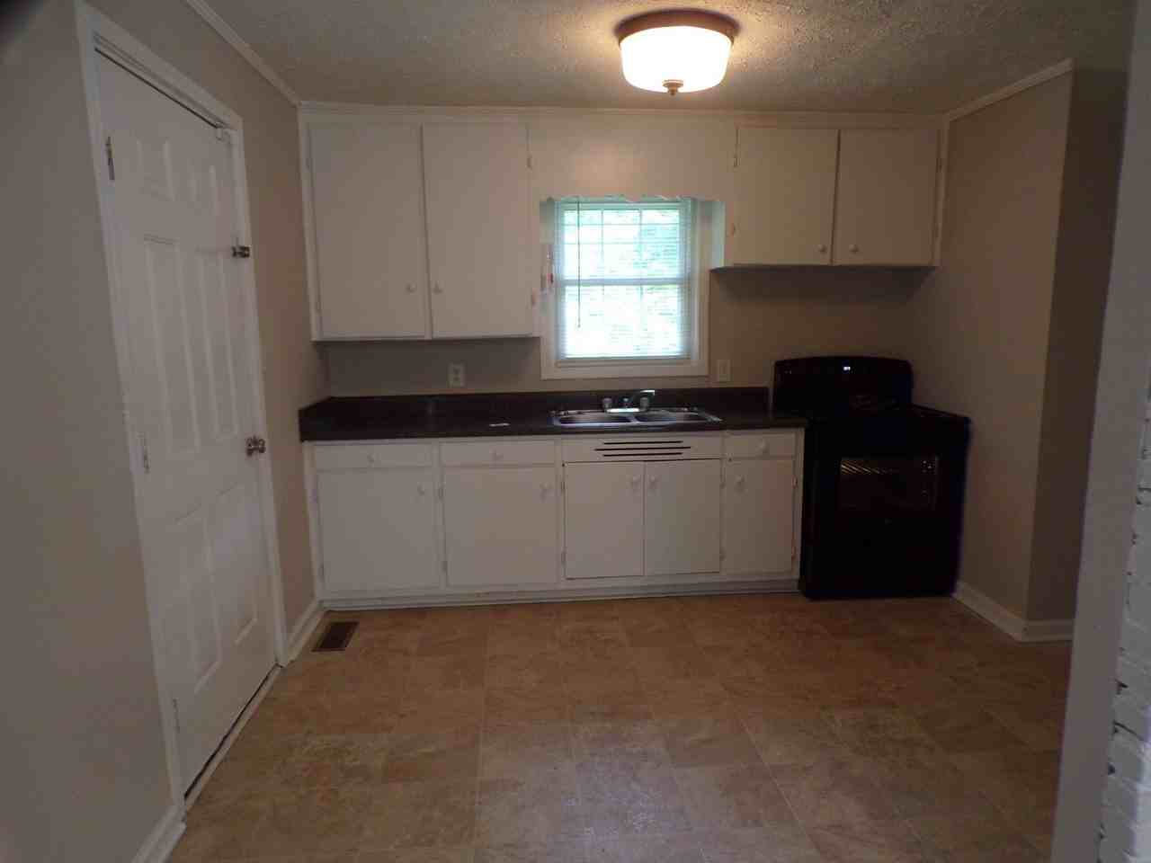 1095 Foster Cir - Photo 2 of 12