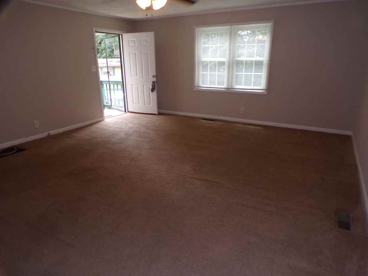 1095 Foster Cir - Photo 3 of 12