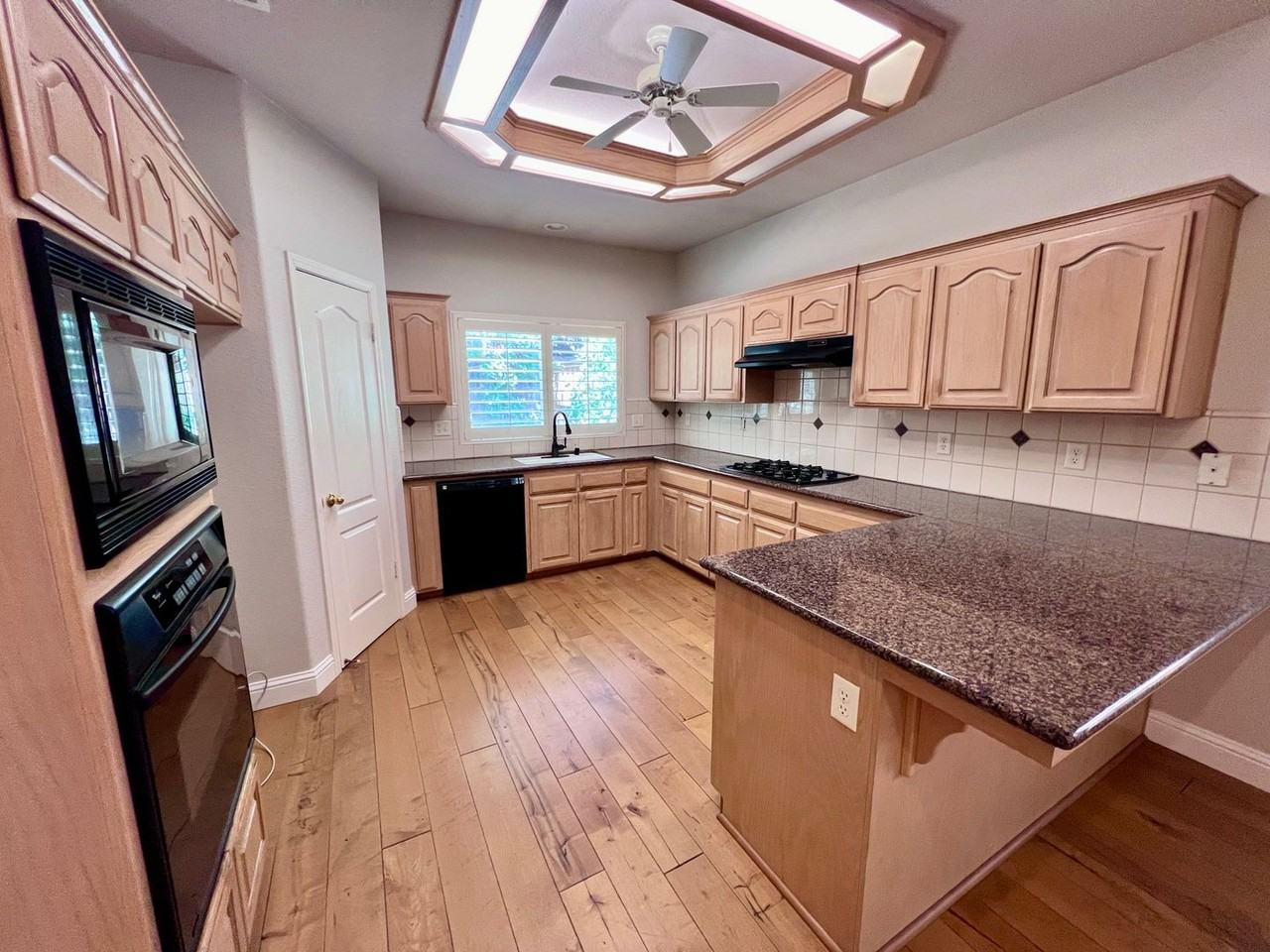 2552 E Kelso Ave - Photo 2 of 36
