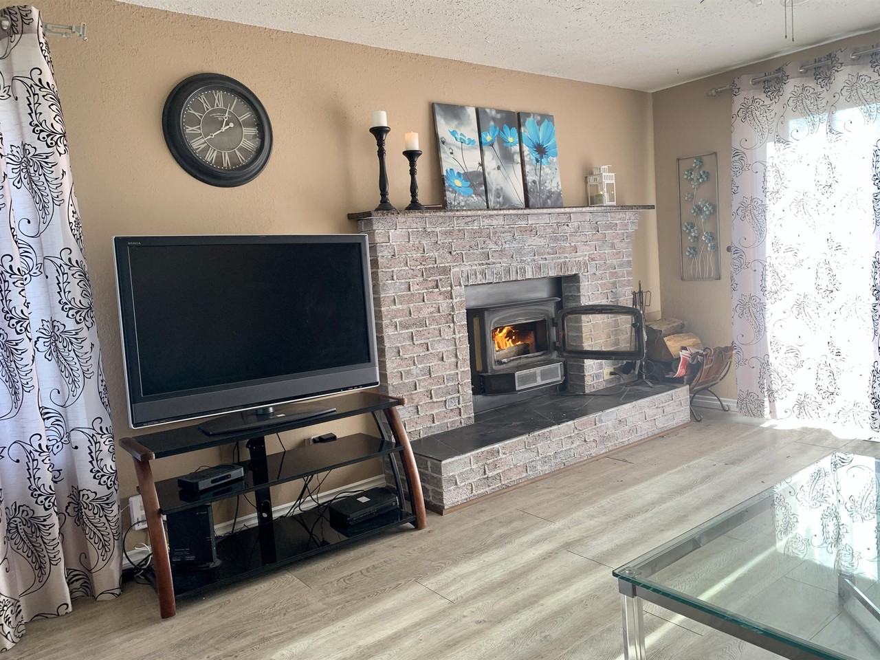 1329 108 Ave - Photo 3 of 11