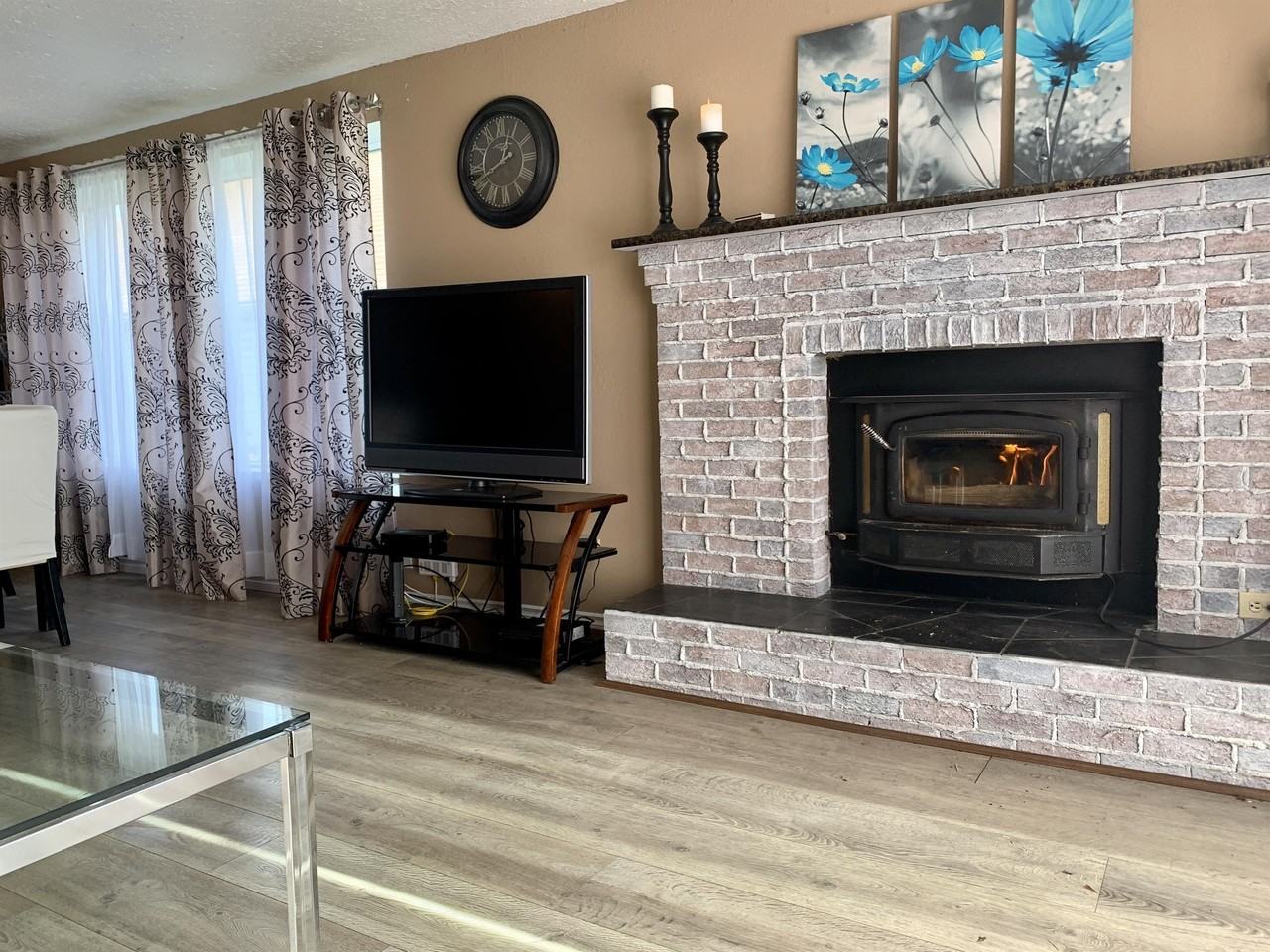 1329 108 Ave - Photo 4 of 11