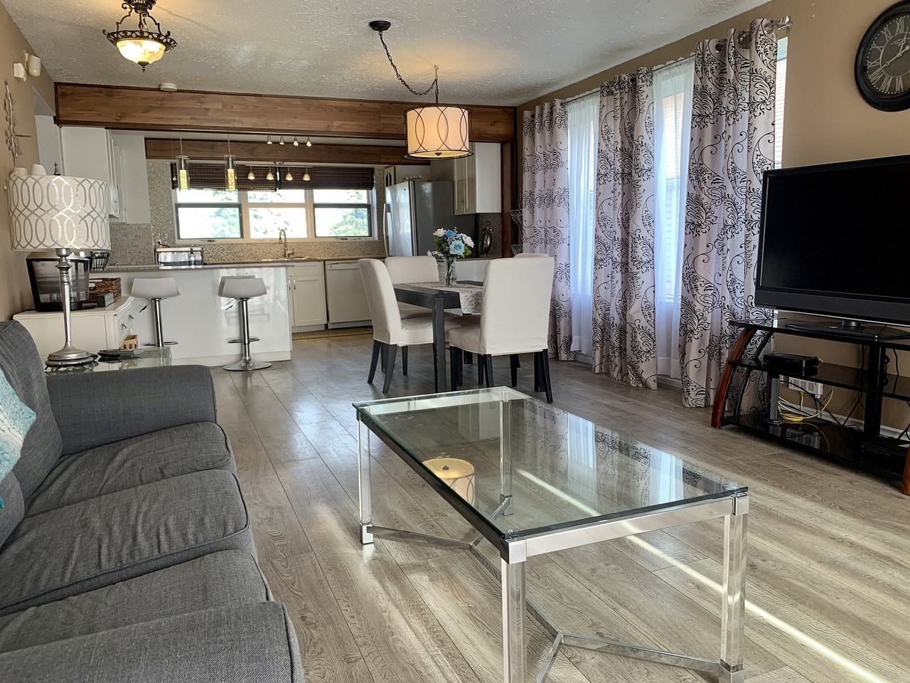 1329 108 Ave - Photo 5 of 11