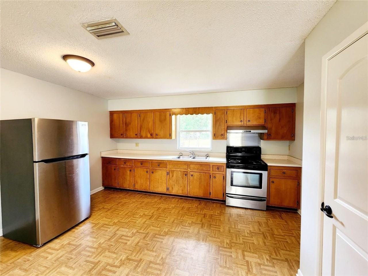 420 N Court St - Photo 3 of 26