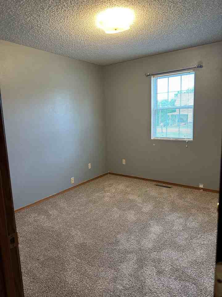 307 Summit St - Photo 3 of 16