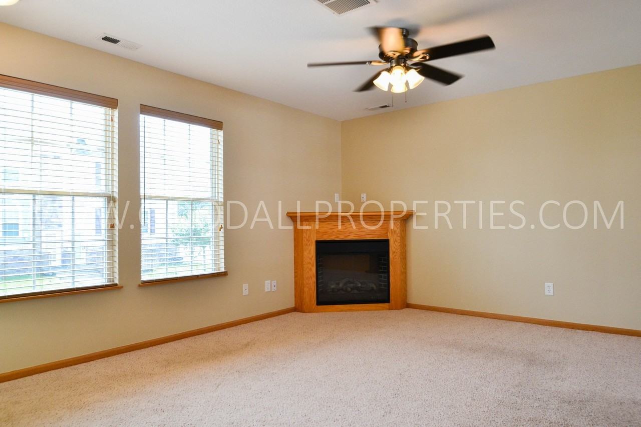 15221 Alpine Dr - Photo 2 of 13