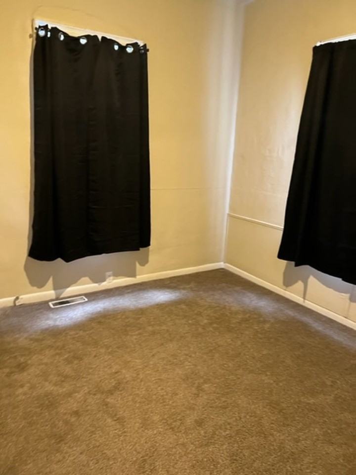 916 E 2nd St - Photo 3 of 8