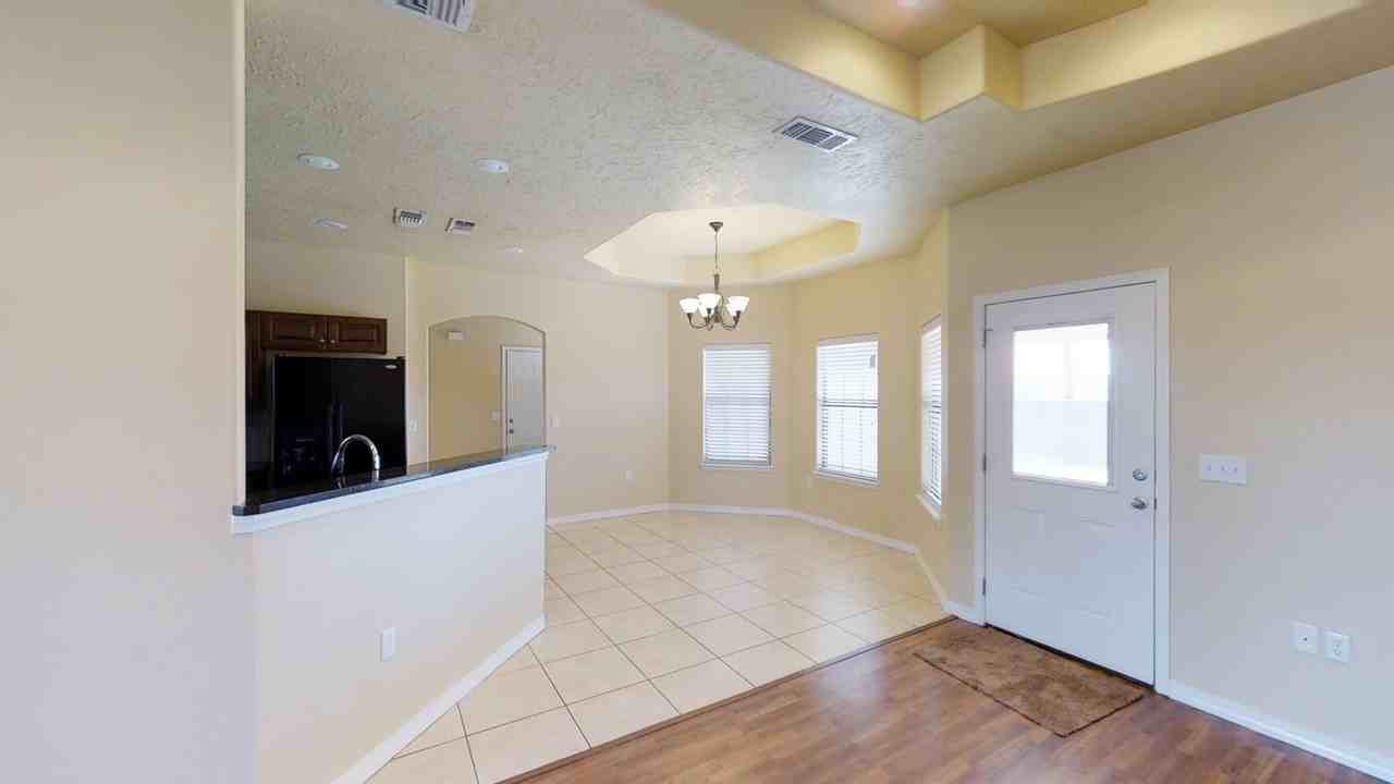 1374 Oakwood Cir - Photo 4 of 17