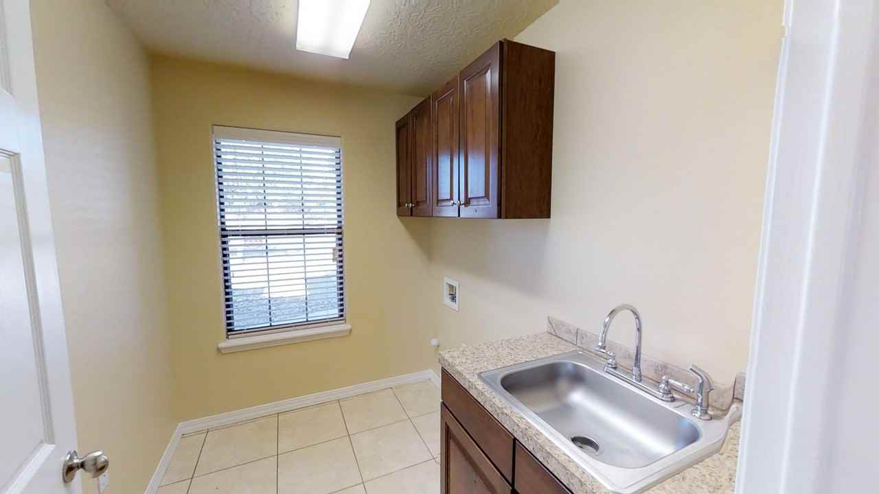1374 Oakwood Cir - Photo 5 of 17