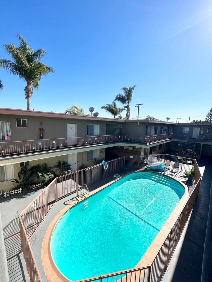 KORNBLUM 3 (Sunrise Apts) - Photo 2 of 13