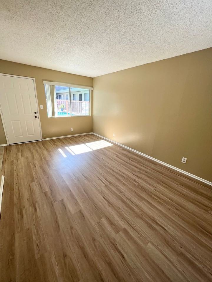 KORNBLUM 3 (Sunrise Apts) - Photo 4 of 13