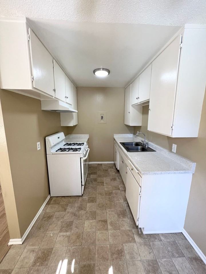 KORNBLUM 3 (Sunrise Apts) - Photo 6 of 13