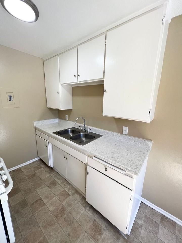 KORNBLUM 3 (Sunrise Apts) - Photo 7 of 13