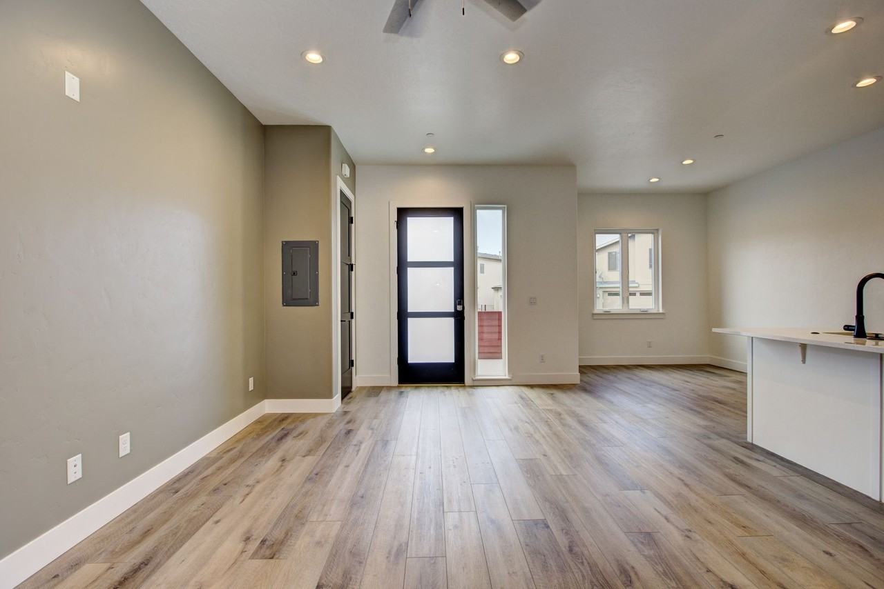 5165 Warm Springs Ave - Photo 3 of 34