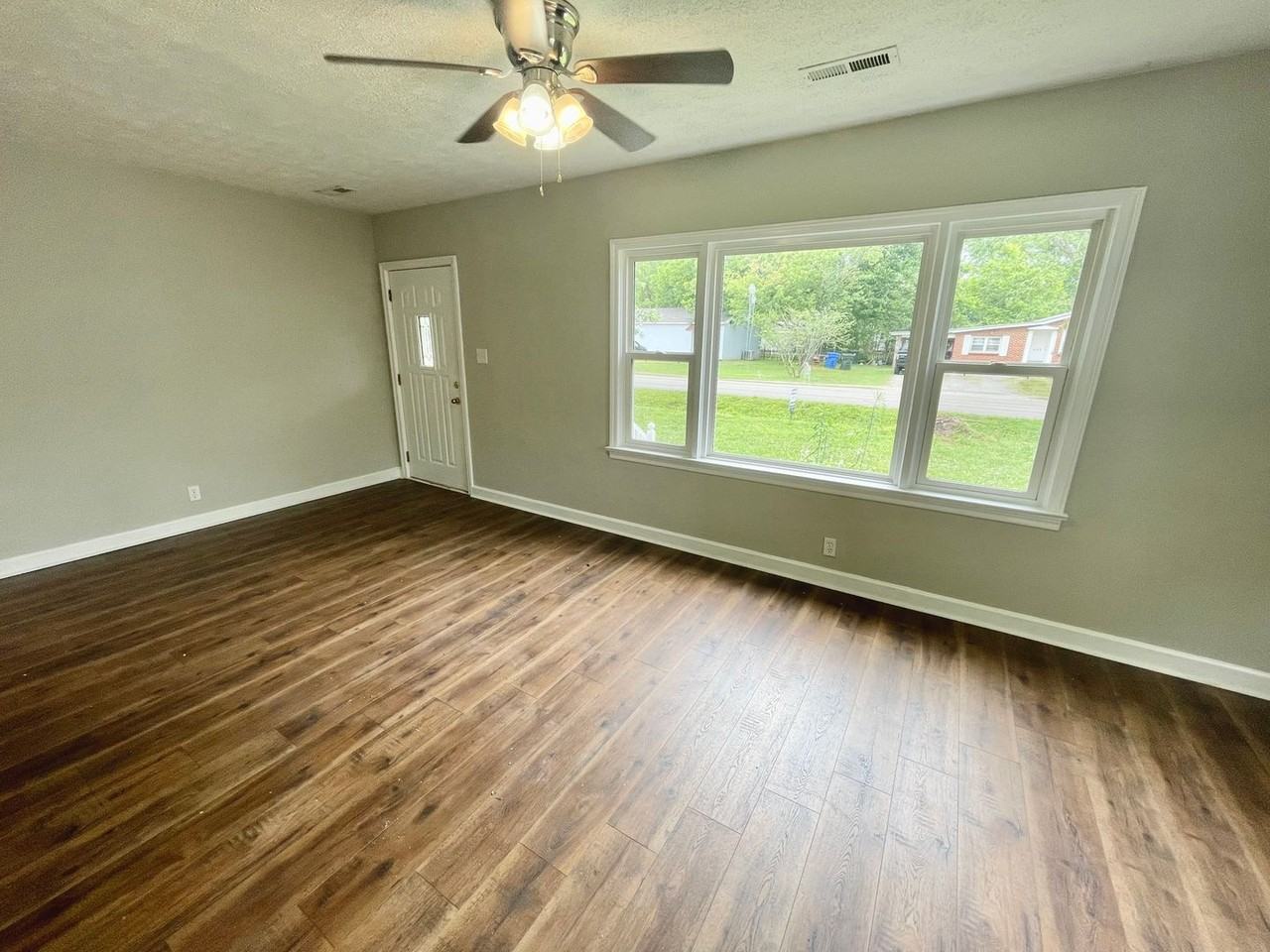 403 Shaw St - Photo 3 of 12