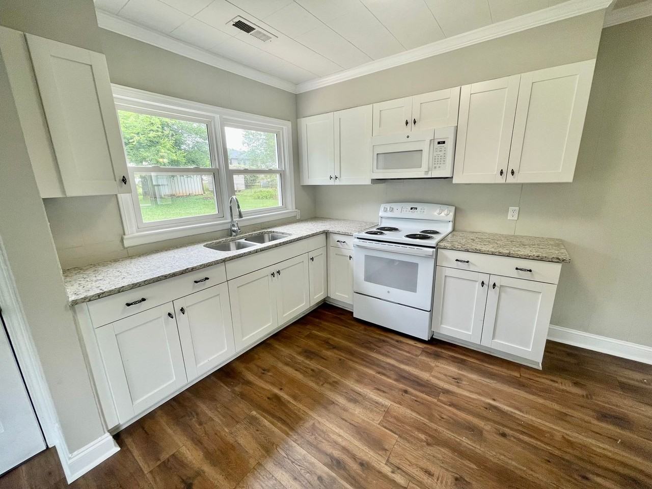 403 Shaw St - Photo 4 of 12