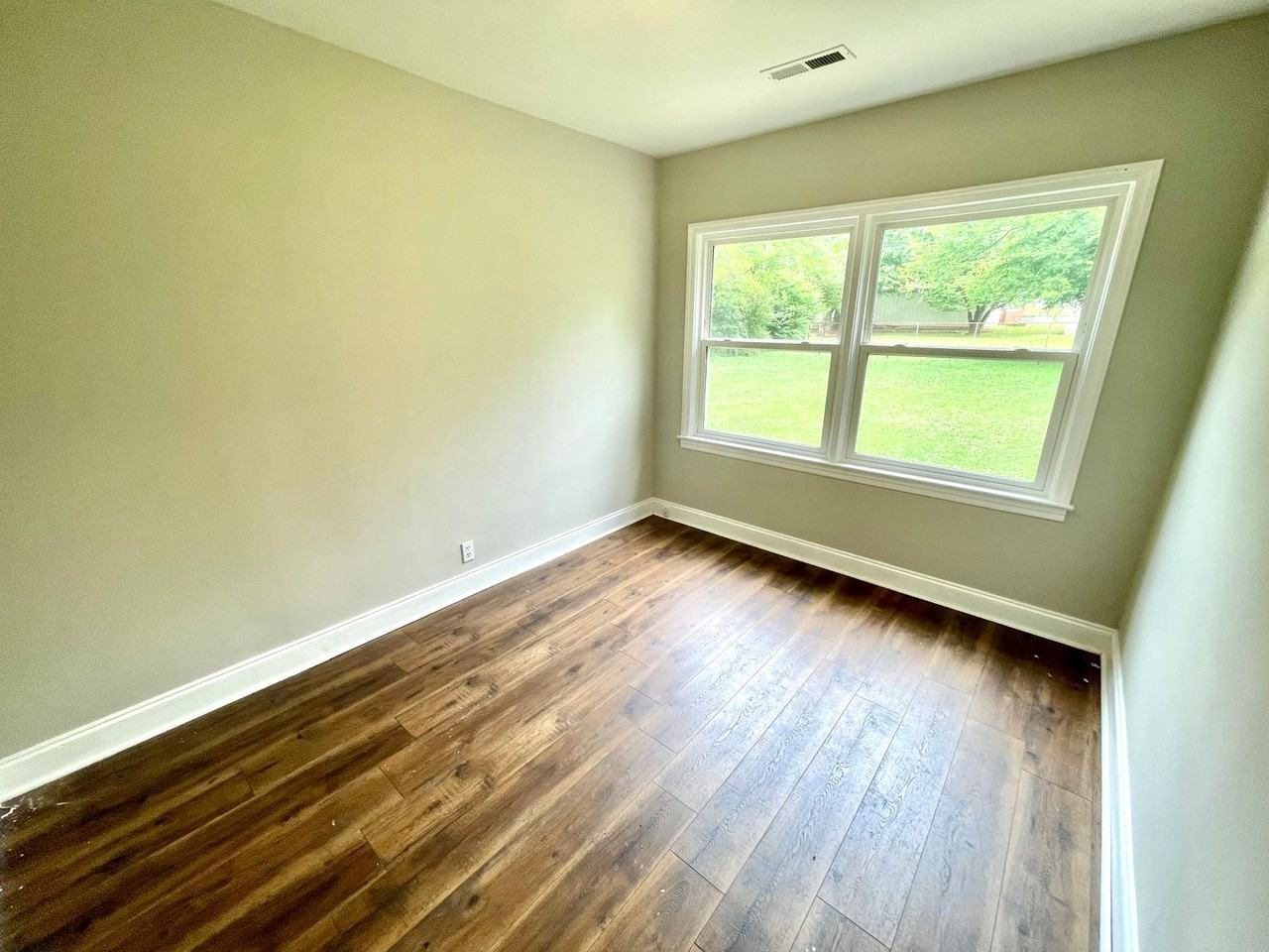 403 Shaw St - Photo 6 of 12