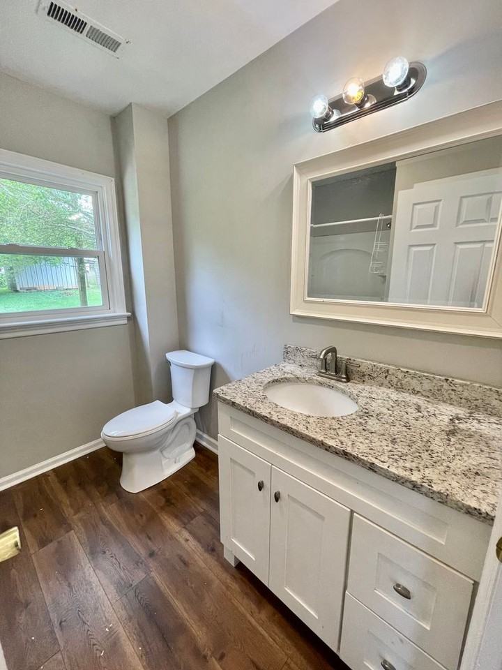 403 Shaw St - Photo 7 of 12