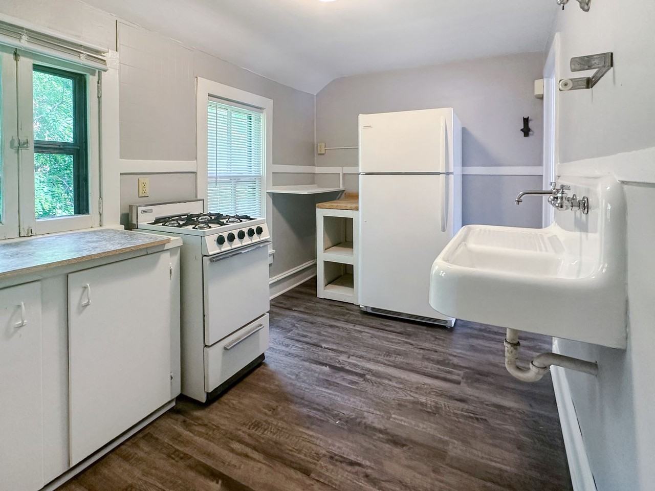 642 Cherry St SE - Photo 3 of 8