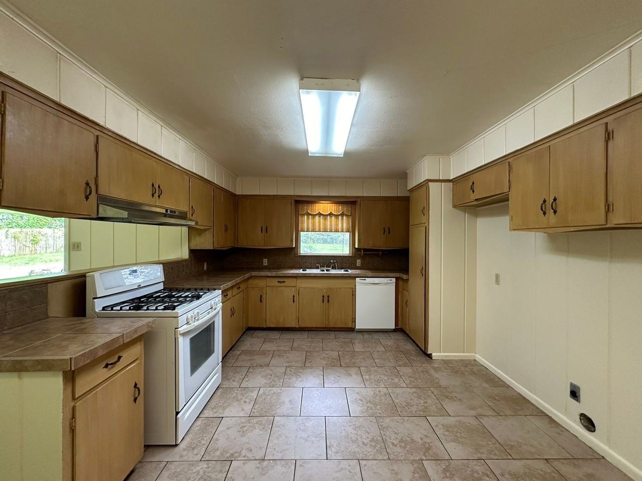 2725 Tanglewood Dr - Photo 6 of 25
