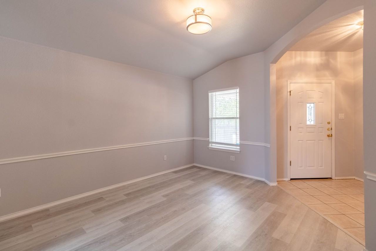 1415 Emblem Dr - Photo 3 of 36