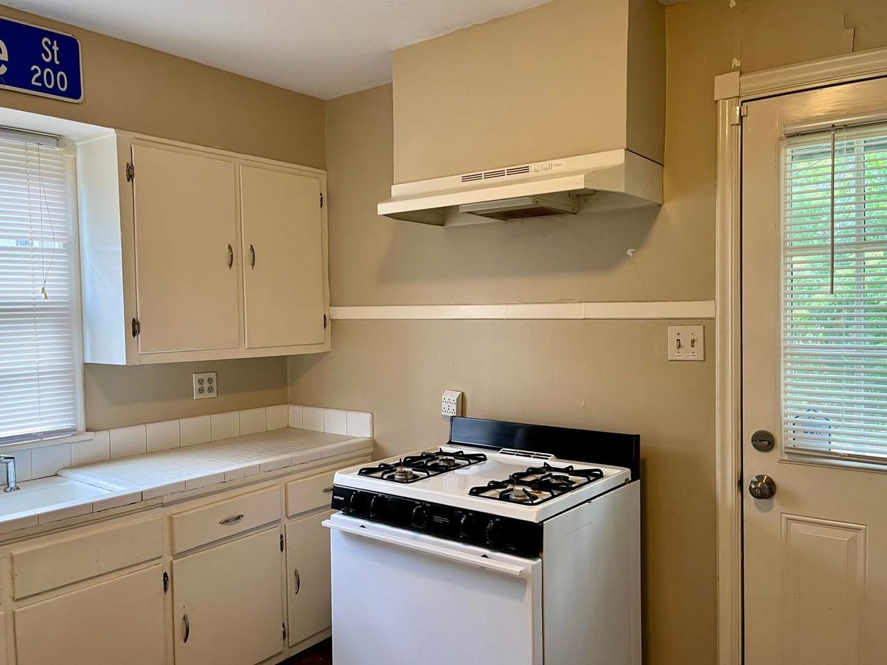 2560 Rittiner Dr - Photo 4 of 10