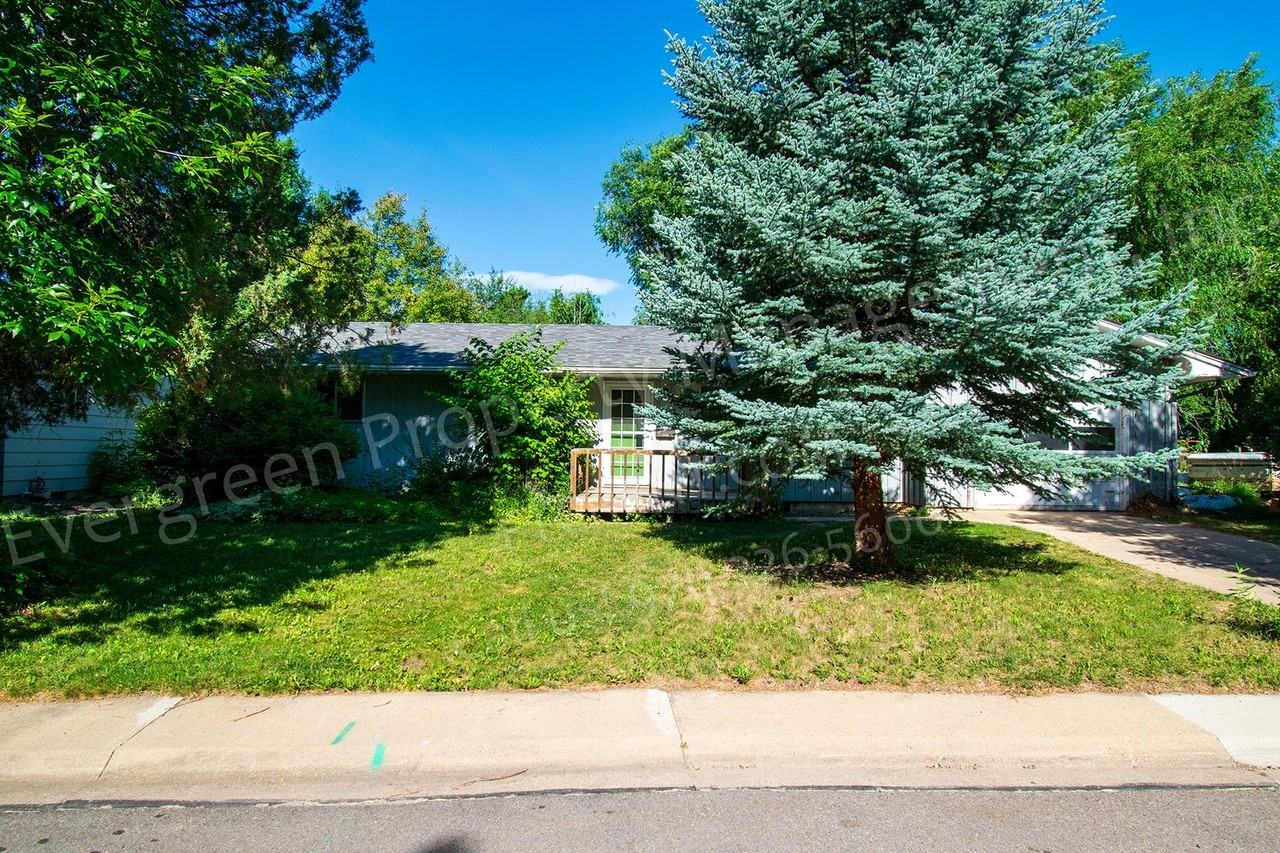 1117 Fairview Dr - Photo 2 of 44