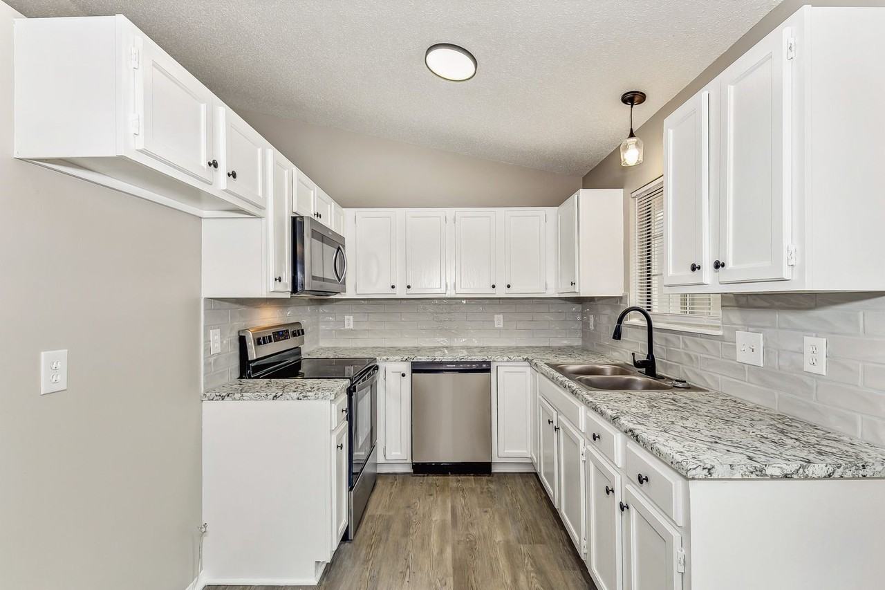 408 S Woodchuck Ln - Photo 6 of 19