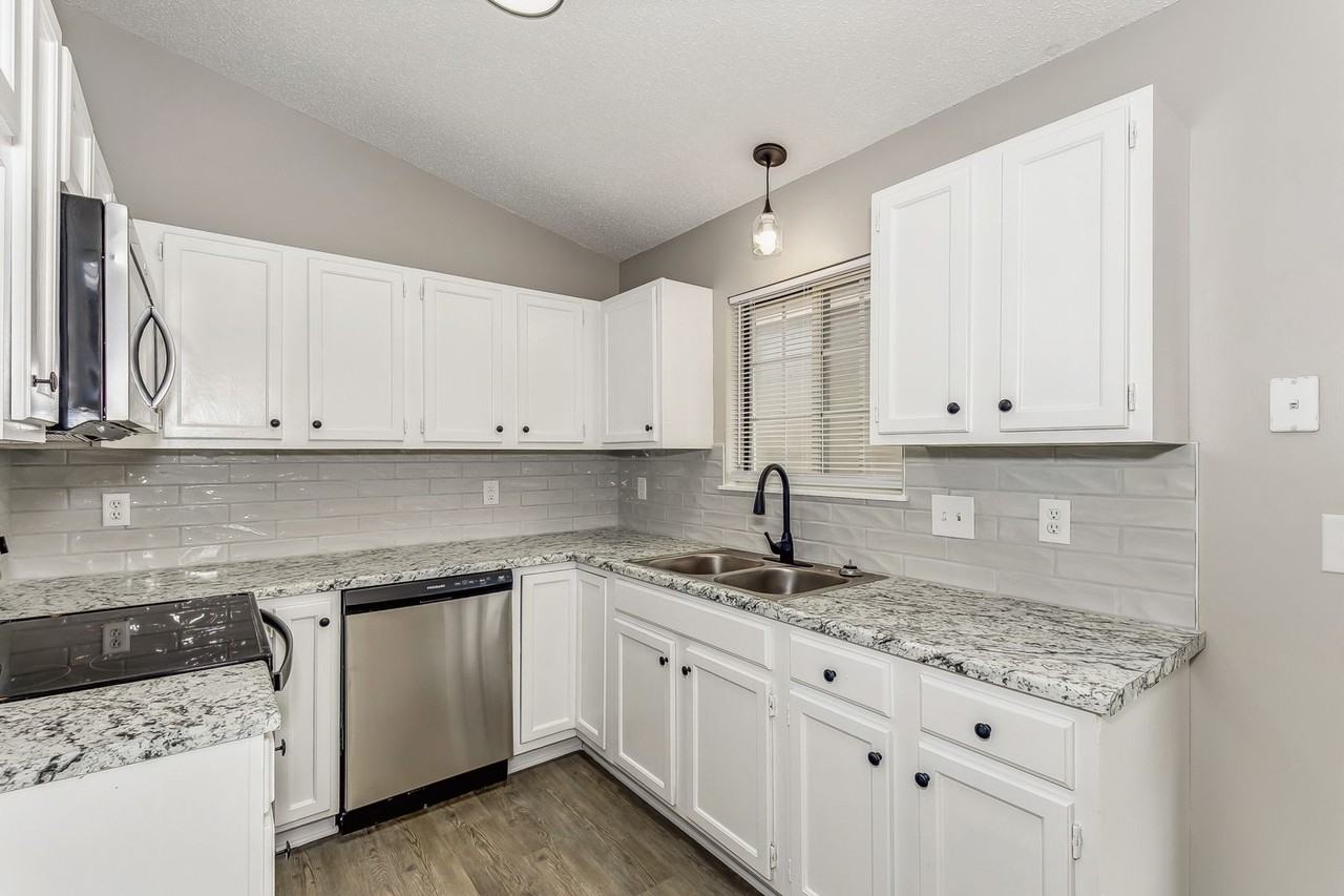 408 S Woodchuck Ln - Photo 7 of 19