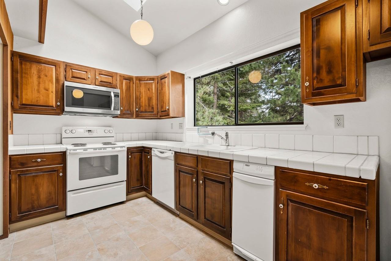 1000 Lakeshore Blvd - Photo 7 of 17