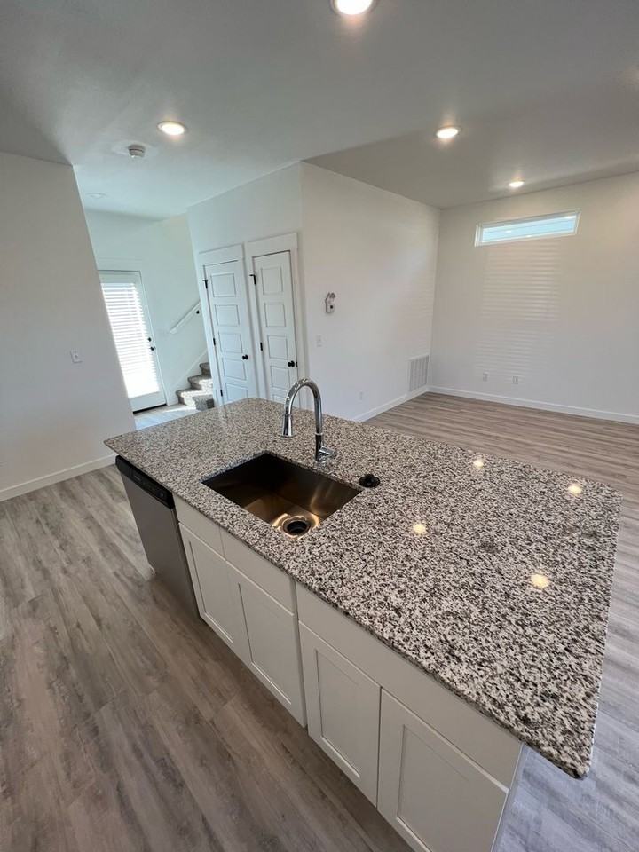 891 Ventnor Avenue - Photo 4 of 17