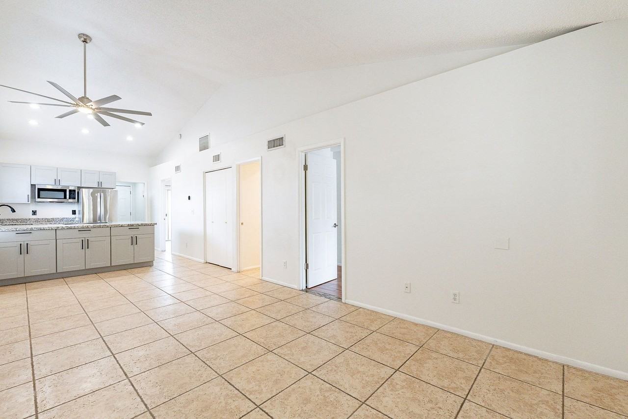 3316 E Crescent Ave - Photo 4 of 25