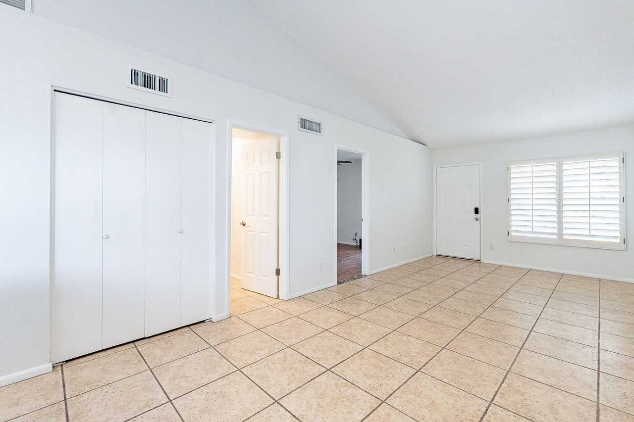 3316 E Crescent Ave - Photo 5 of 25